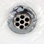 Odpływ bez zatykania: jak skutecznie wyczyścić prysznic w domu