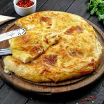 Smaczniej niż w restauracji: leniwe chaczapuri z serem na patelni